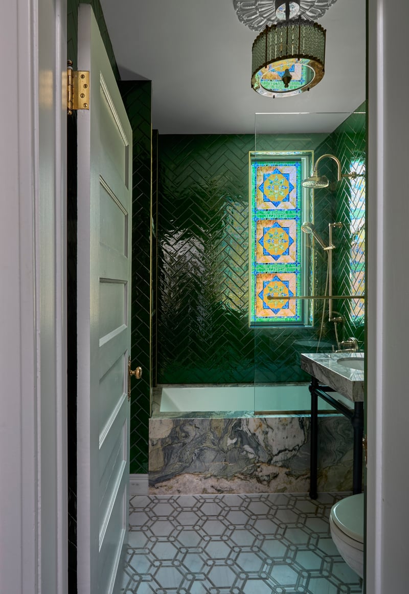 Historic Wrigleyville bath with quartzite