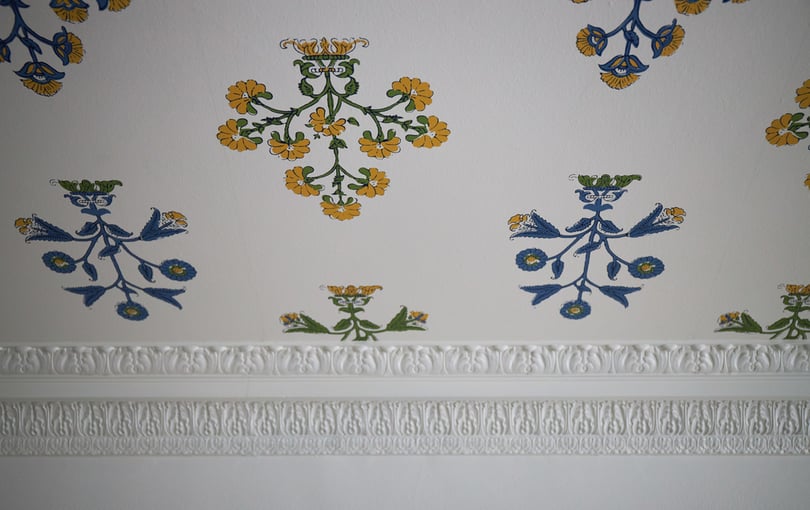 Retro color wallpaper and crown molding design by Jasmin Reese Interiors, Chicago, USA. 